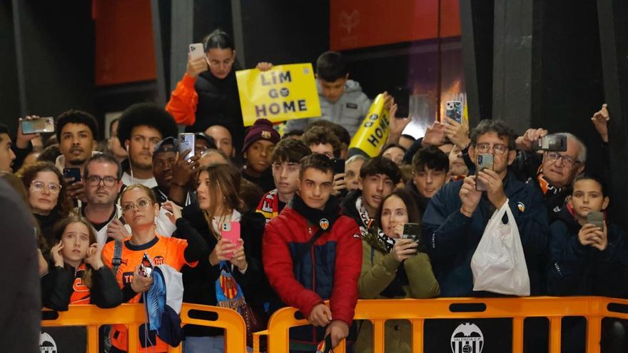 Cientos de aficionados del Valencia CF se reúnen en Mestalla para protestar contra Lim