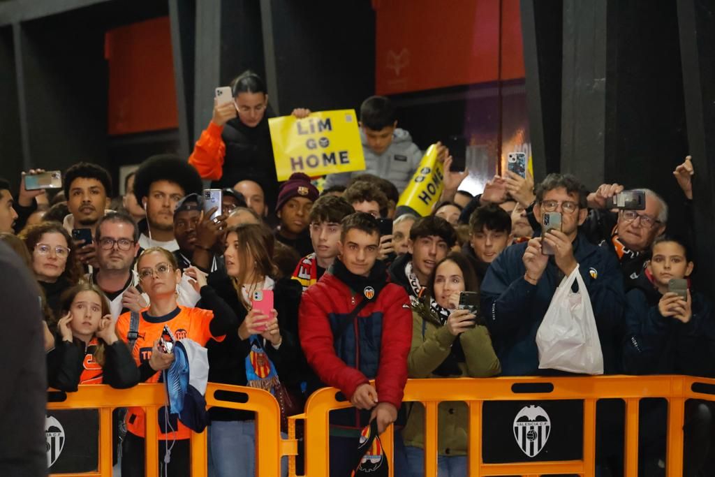 Cientos de aficionados del Valencia CF se reúnen en Mestalla para protestar contra Lim