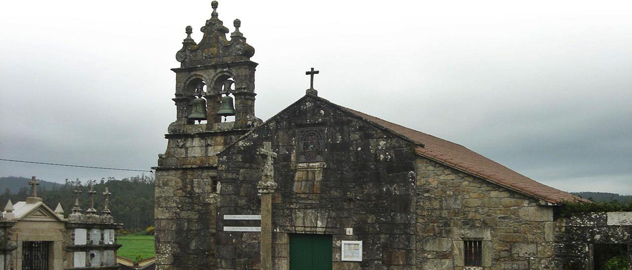Panorámica exterior da igrexa de San Martiño de Ozón.