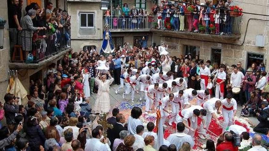 La Danza das Espadas y las Penlas pierde la Plaza de Reveriano Soutullo como escenario por su escasa capacidad.