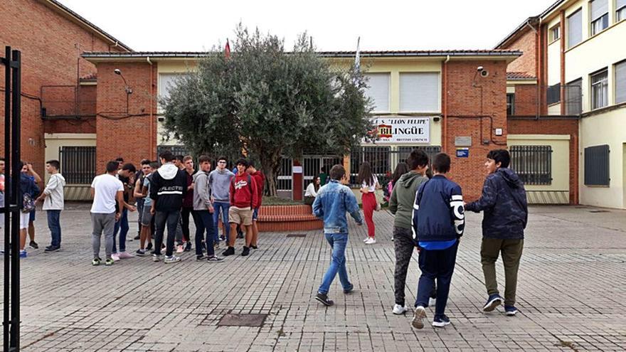 Estudiantes en el patio de un instituto de la provincia.