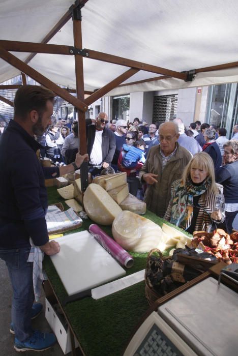 Milers de persones omplen Girona per Tots Sants