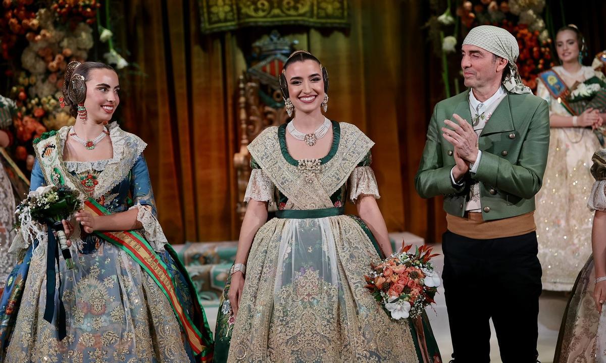 Carmen Prades, flanqueada por Juana Paula Centeno y Francisco Segura