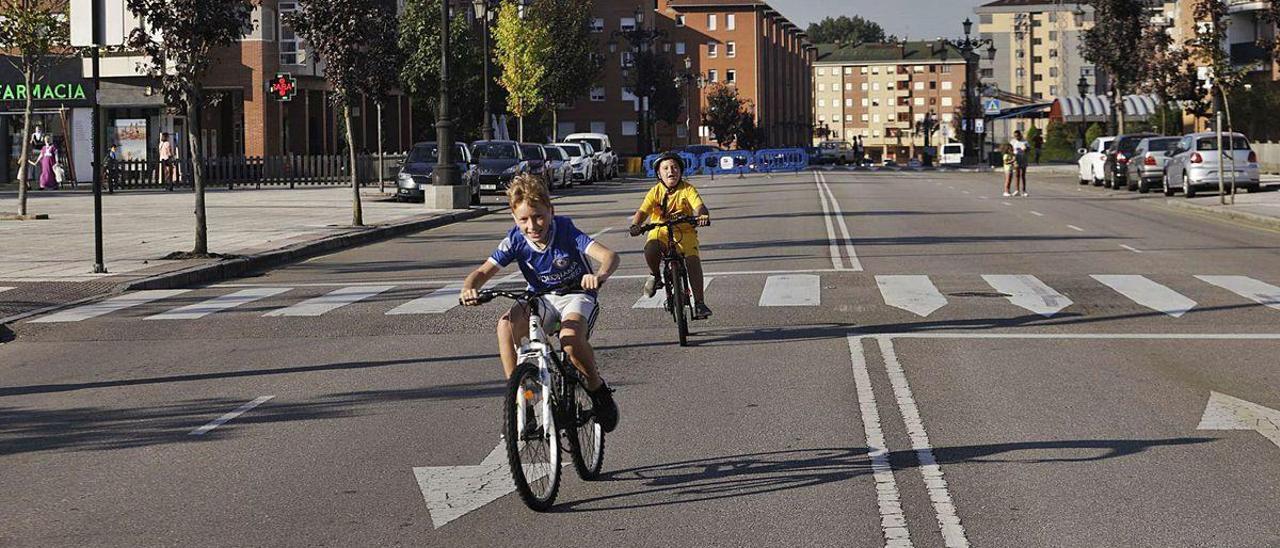 Niños en bicicleta, ayer, por la calle Cardenal Álvarez Martínez de La Corredoria.