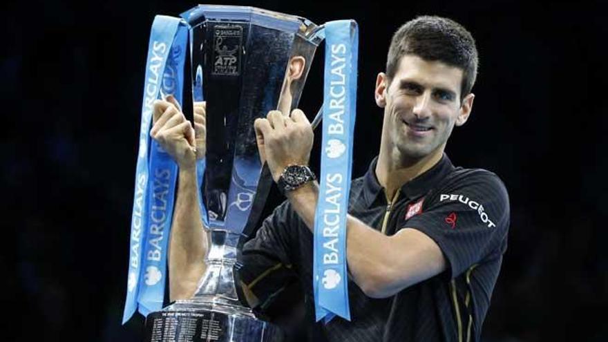 Djokovic posa con su trofeo en Londres.