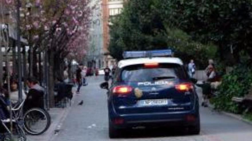 Un coche de la Policía Nacional en Mieres.