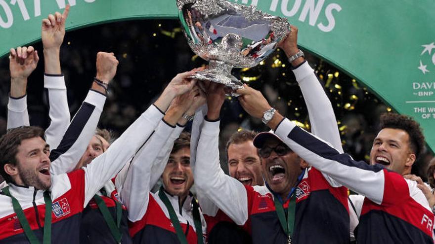 Yannick Noah y los jugadores franceses, con el título de la Davis de 2017
