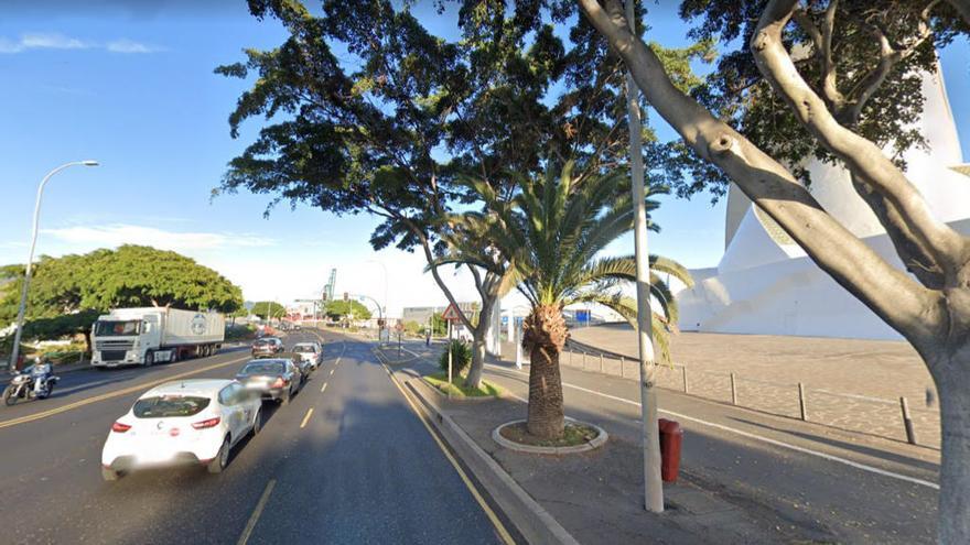 Tráfico en la Avenida Marítima, en la salida del puerto, por la zona del Auditorio de Tenerife.