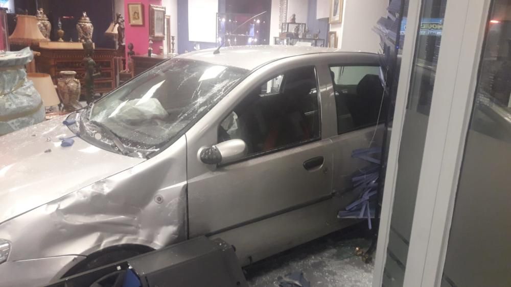 Un coche fuera de control se estrella contra una tienda en las Avenidas de Palma