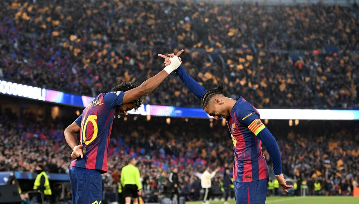 Lamine y Raphinha celebrando el primero de los goles azulgrana durante el partido de vuelta de los octavos de final ante el Newcastle.