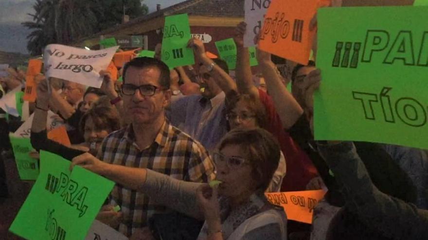 Decenas de personas se manifestaron ayer en Cieza.