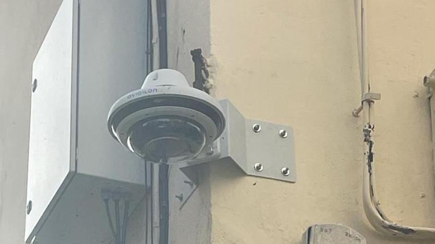 La cámara de videovigilancia del Casco Antiguo de Badajoz dañada.