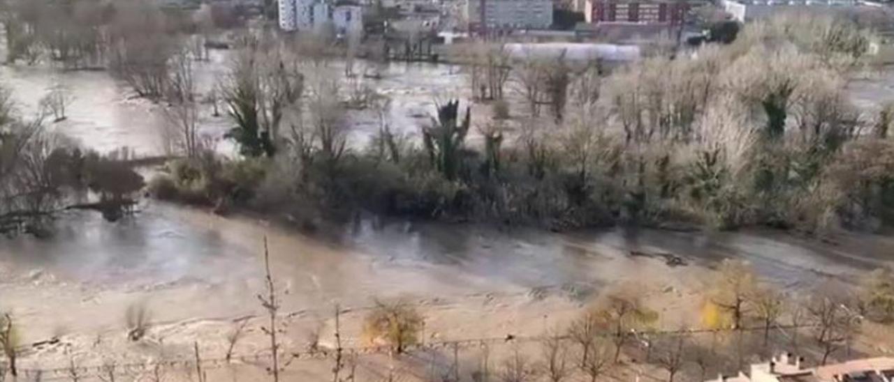 El Ter desbordat a Girona, en una imatge d&#039;arxiu