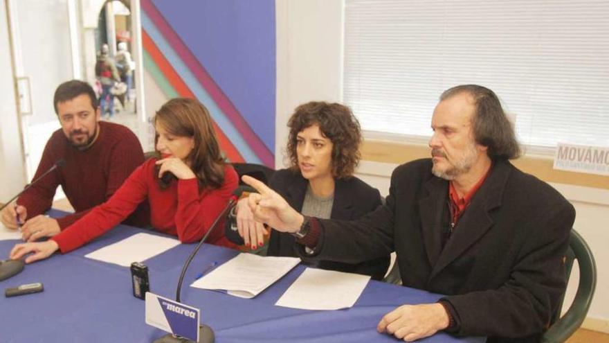 Gómez-Reino, por la izquierda, Yolanda Díaz, Alexandra Fernández y Fernán Vello, de En Marea.