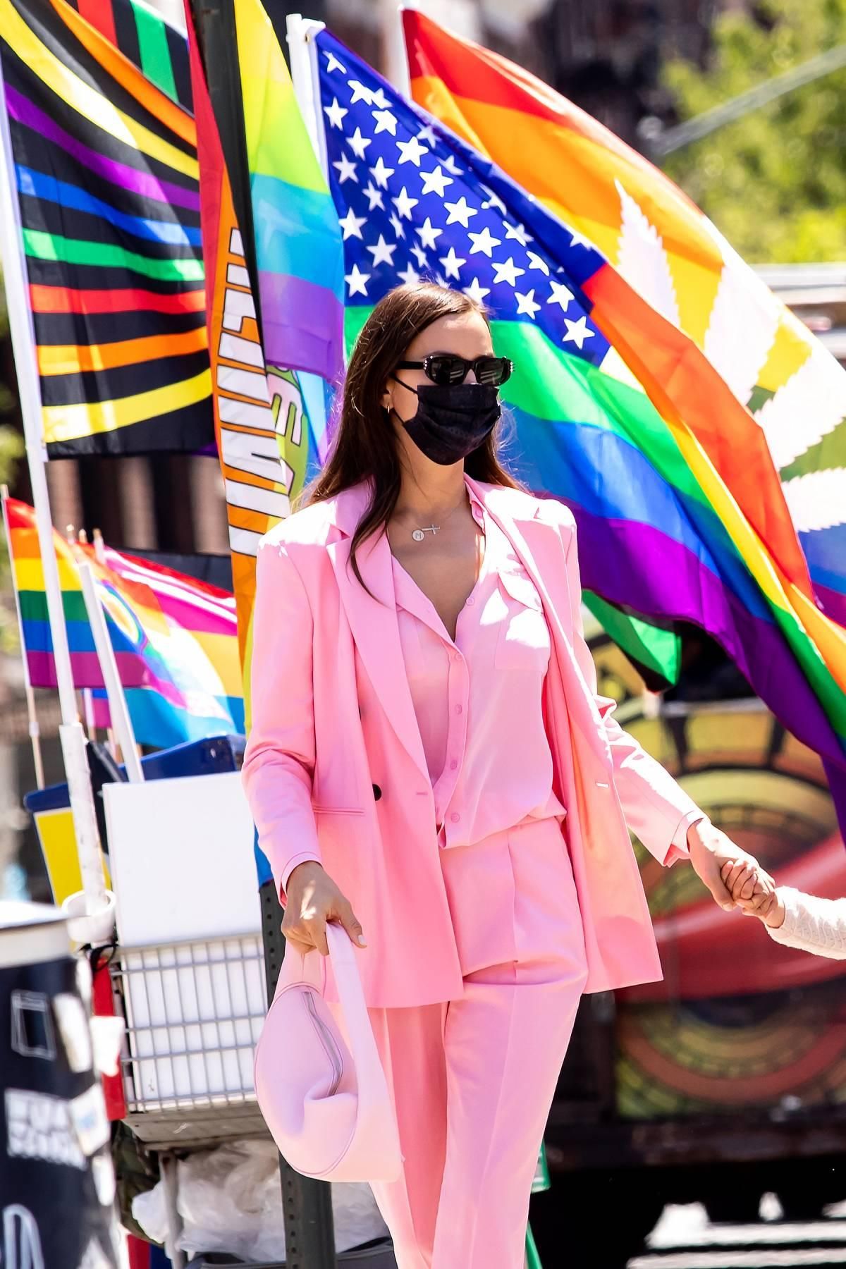 Irina Shayk con camisa, traje y bolso, todo de color rosa