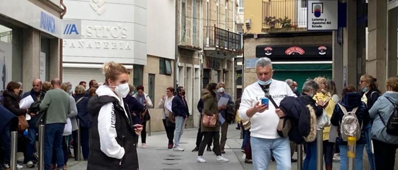 Turistas esperando a las puertas de la administración de loterías. |   //  FDV