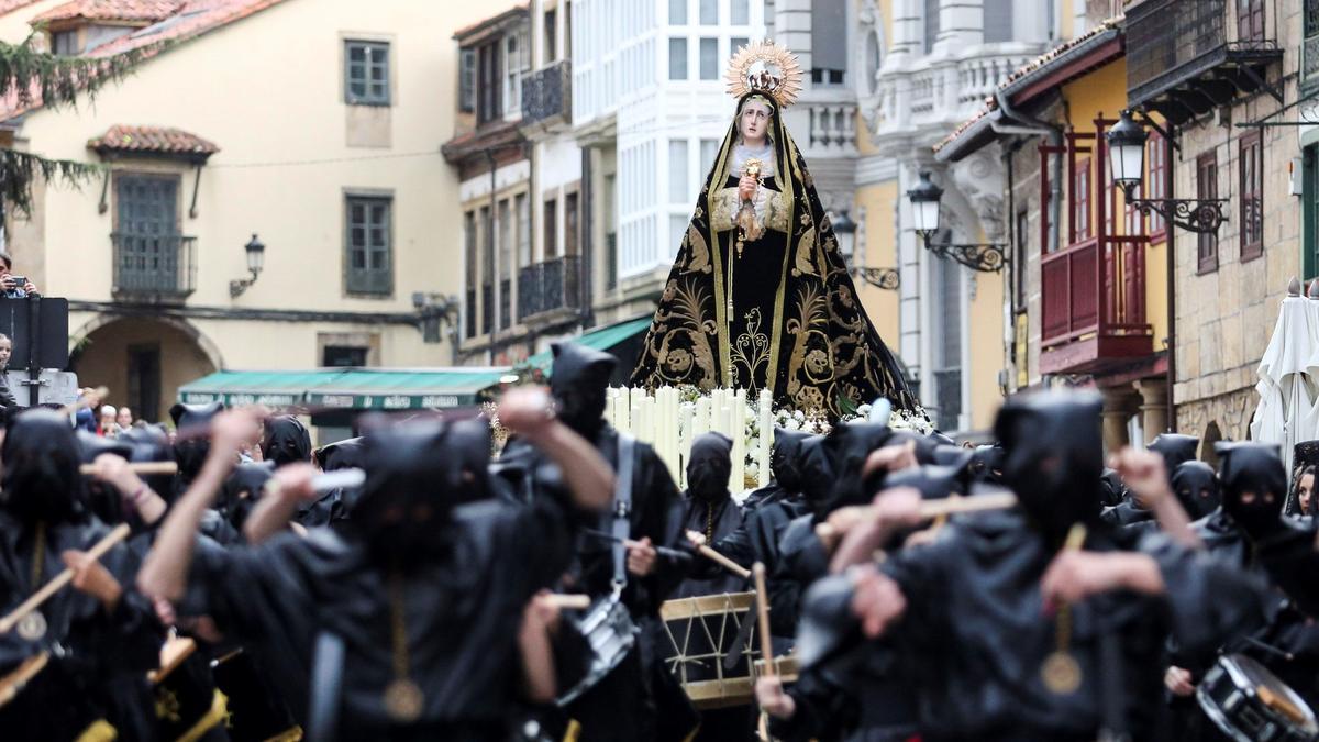 Procesión de la cofradía de La Dolorosa por la calle San Francisco