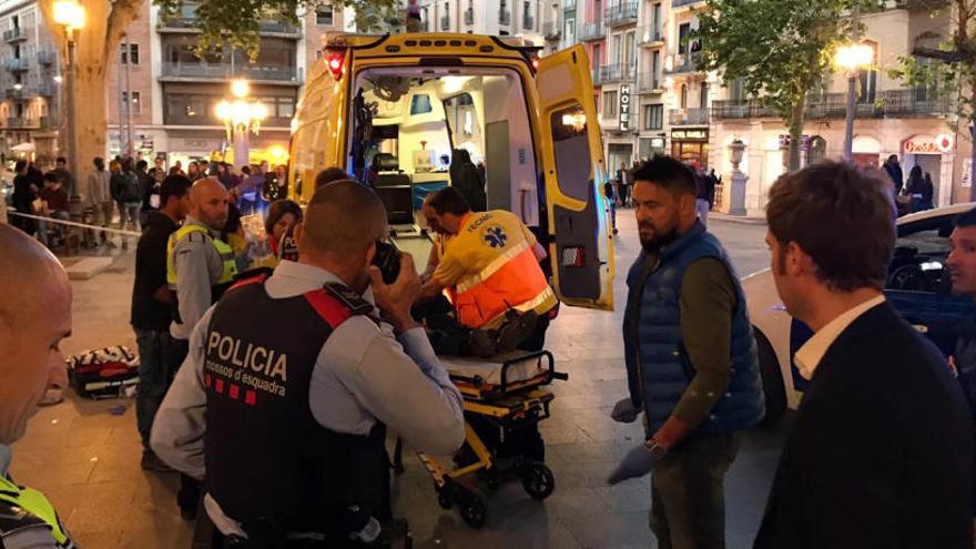 Efectius policials i mèdics a la Rambla de Figueres.