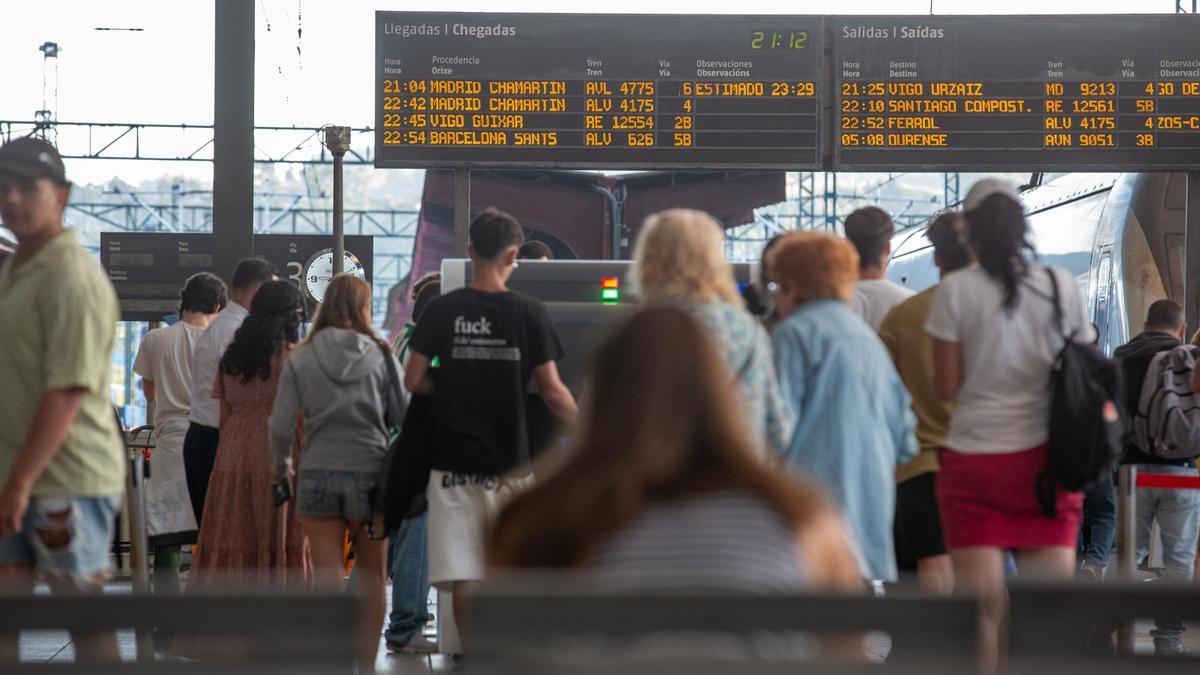 Viajeros en la estación de San Cristóbal en A Coruña
