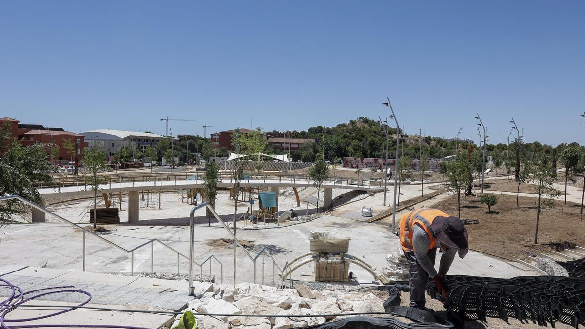 Un operario trabaja en las obras de construcción del parque del PAU 2, en una fotografía tomada a principios del presente mes de julio
