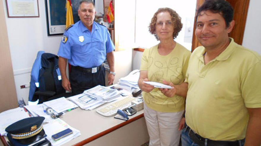 Una cartera encuentra 3.900 euros y los entrega a la policía en Puerto del Rosario