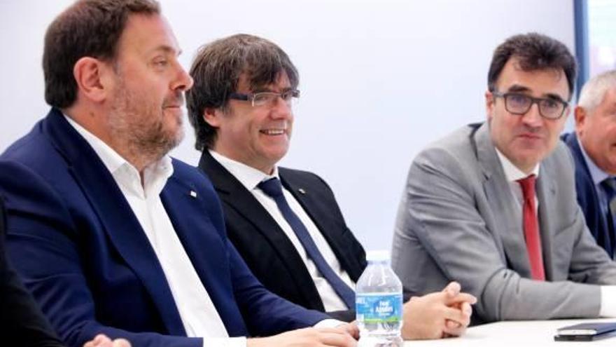 Puigdemont, Junqueras i Salvadó, reunits ahir amb els responsables de l&#039;Agència Tributària de Catalunya.