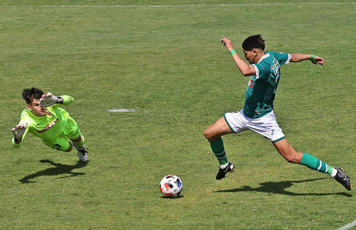 Moha dispuso de una gran oportunidad para marcar en el segundo tiempo. | // ALBA VILLAR