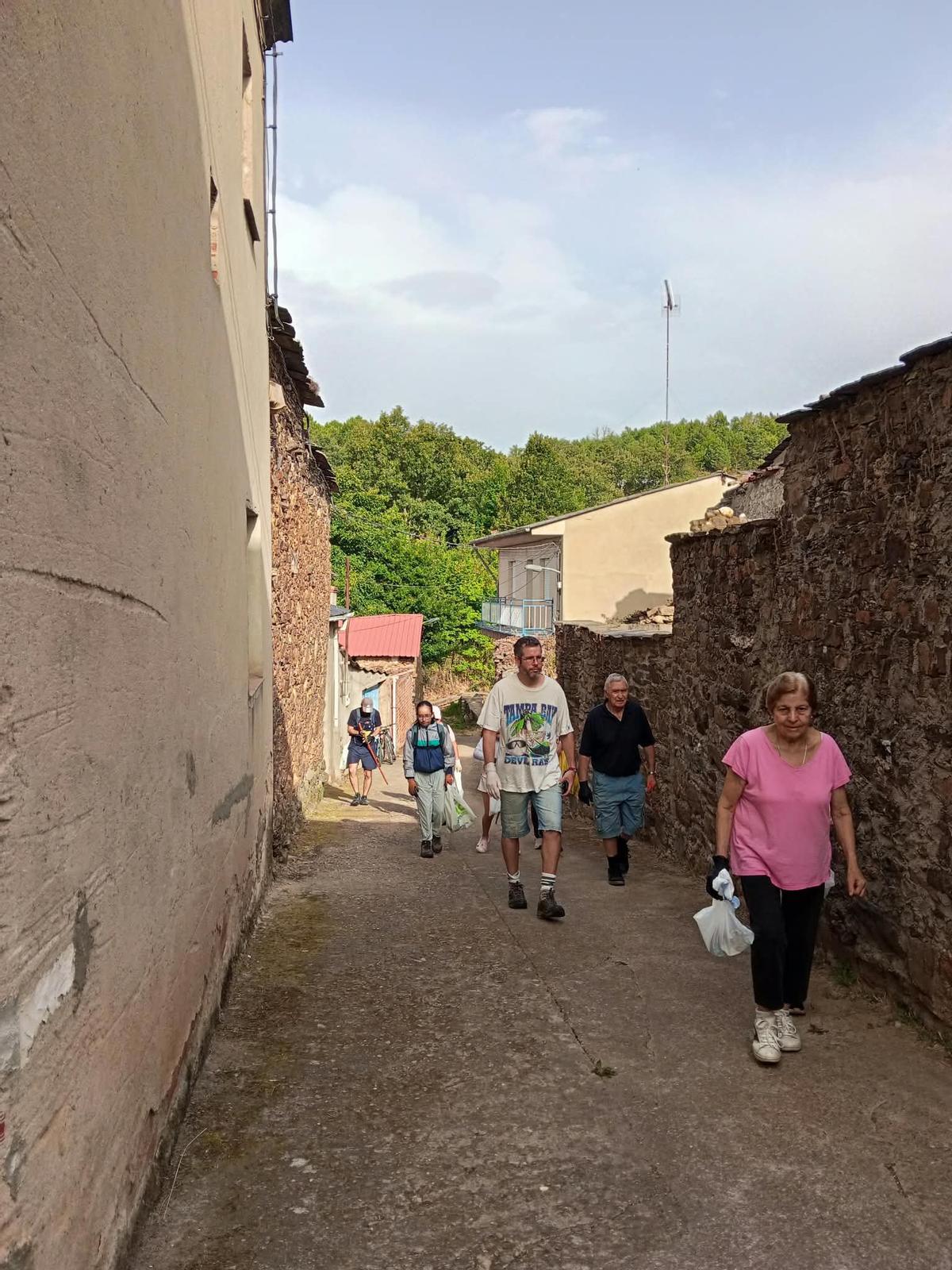 Vecinos de Riofrío se remangan para limpiar las aguas de su río