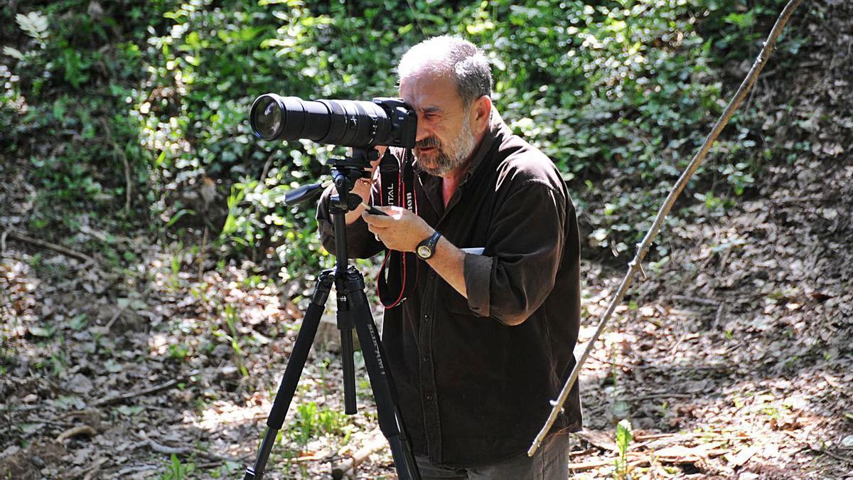 Jordi Comellas fent fotografies de natura a Graugés | ARXIU/SALVADOR REDÓ