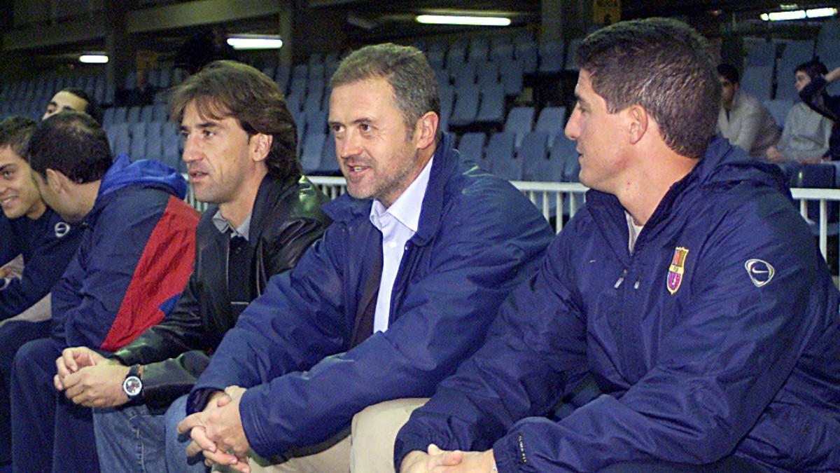 Pep Boada, acompañado por Joan Barbarà y Aureli Altimira, en el banquillo del Barça C