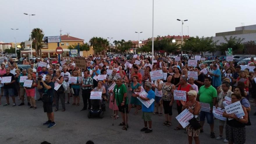 Decenas de personas protestan contra el cierre de urgencias de Puerto de Mazarrón