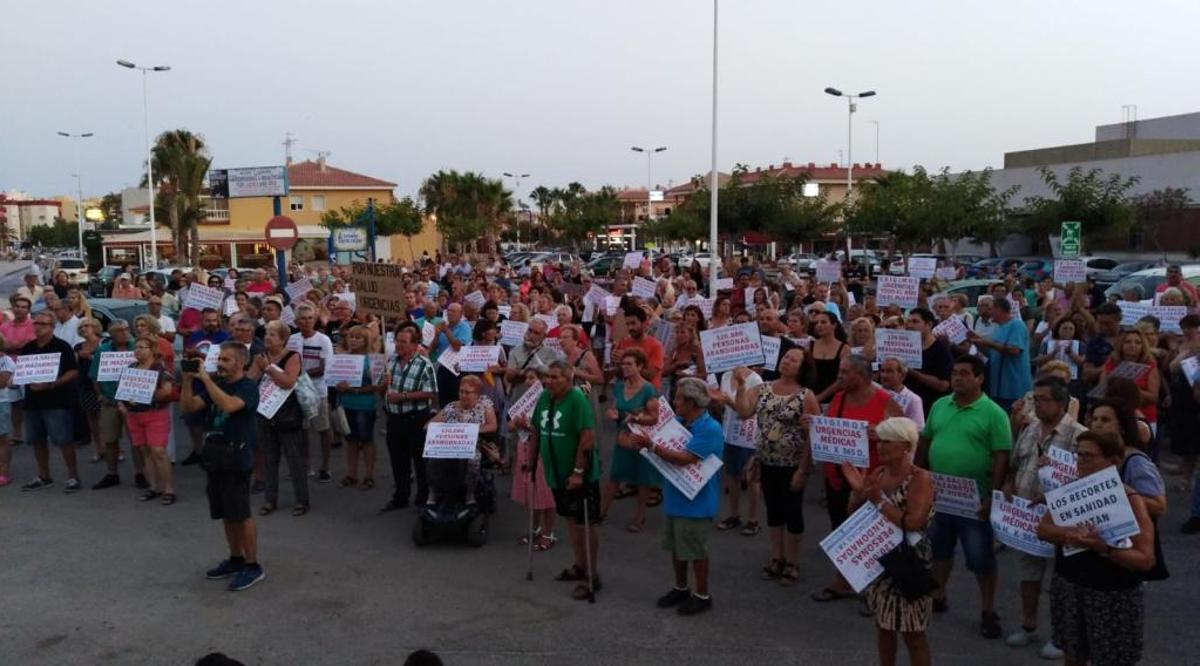 Decenas de personas protestan contra el cierre de urgencias de Puerto ...