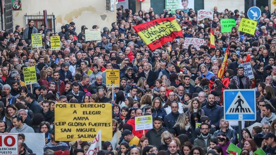 Manifestación contra el decreto de plurilingüismo en las calles de Orihuela en enero de 2020 respaldada por PP, Cs, Vox y la Federación de AMPAs Gabriel Miró