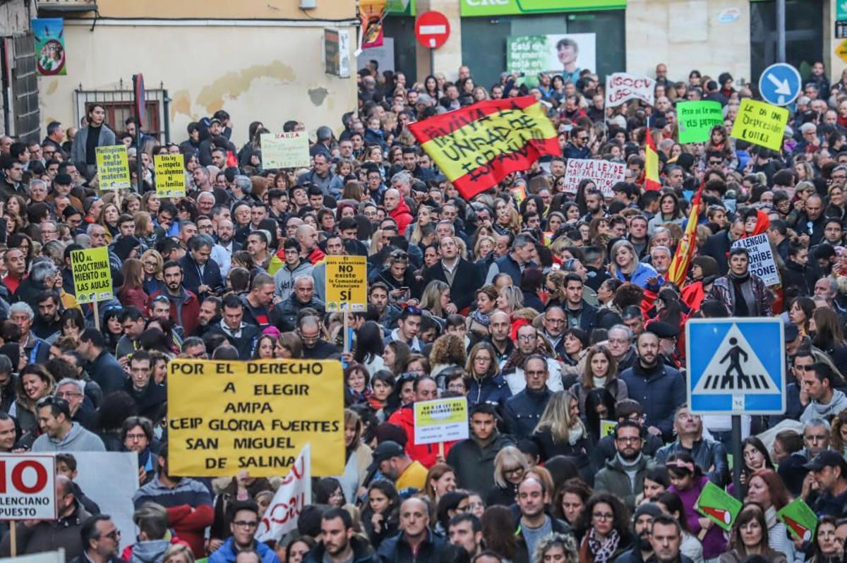 Manifestación contra el decreto de plurilingüismo en las calles de Orihuela en enero de 2020 respaldada por PP, Cs, Vox y la Federación de AMPAs Gabriel Miró