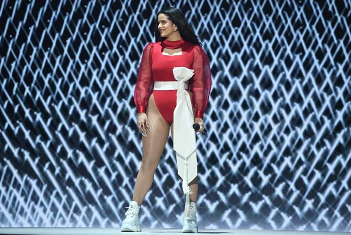 El look rojo blanco de Rosalía en los Grammy Latinos