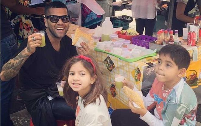 Alves, junto con sus dos hijos, ya en Brasil