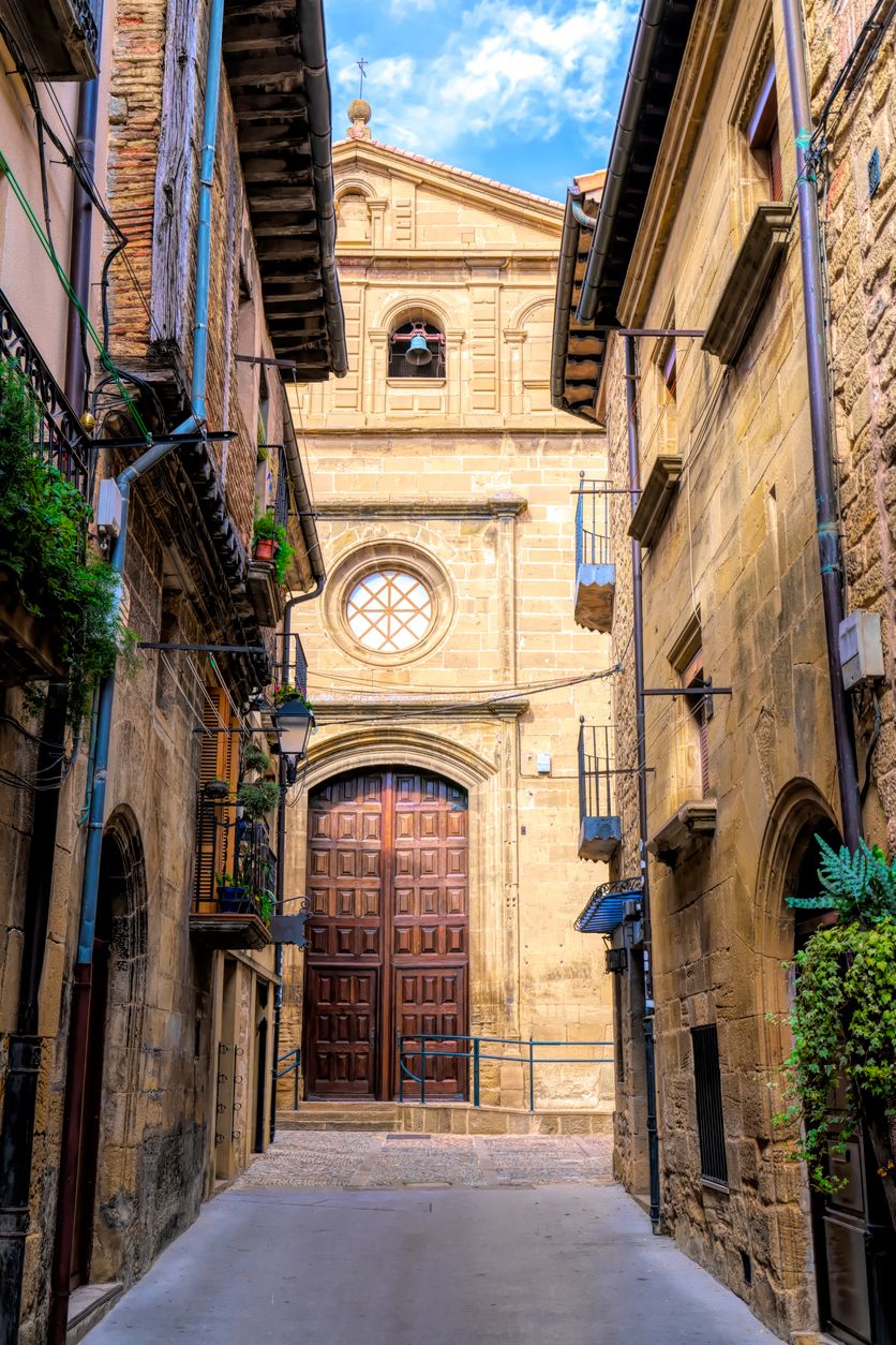 La Iglesia de Santa María de los Reyes se empezó a construir en el s.XII y es de estilo románico.