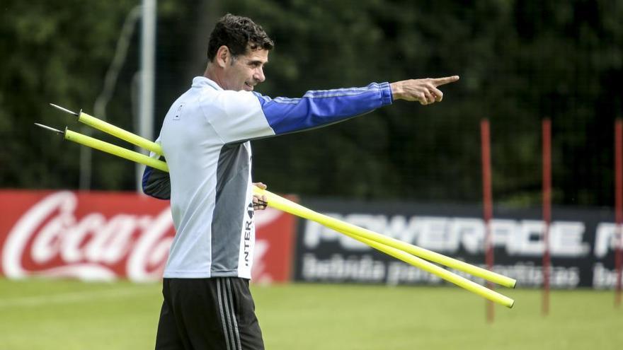 Fernando Hierro, ayer, dando un pase en El Requexón.