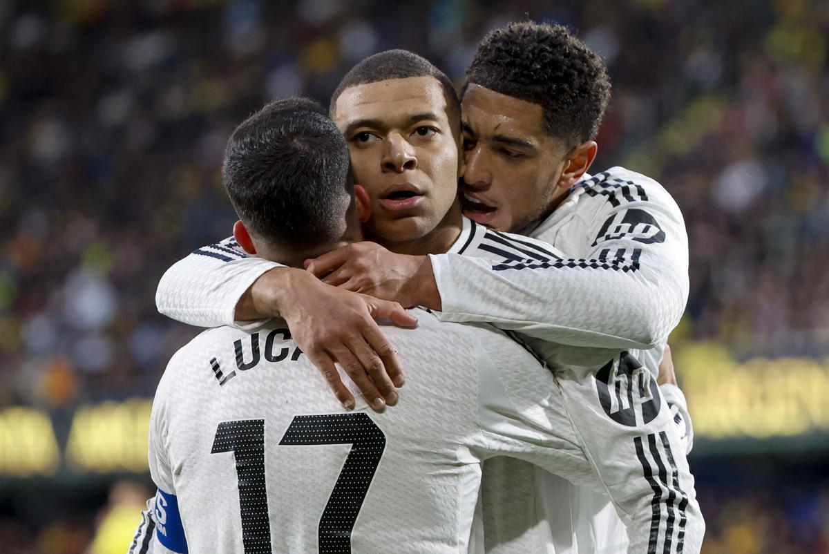 -FOTODELDIA- VILLARREAL (CASTELLÓN), 15/03/2025.- El delantero francés del Real Madrid Kylian Mbappé celebra con sus compañeros uno de sus goles ante el Villarreal durante el partido de Liga disputado entre el Villarreal y el Real Madrid, este sábado en el Estadio de La Cerámica, en Villarreal. EFE/Ana Escobar