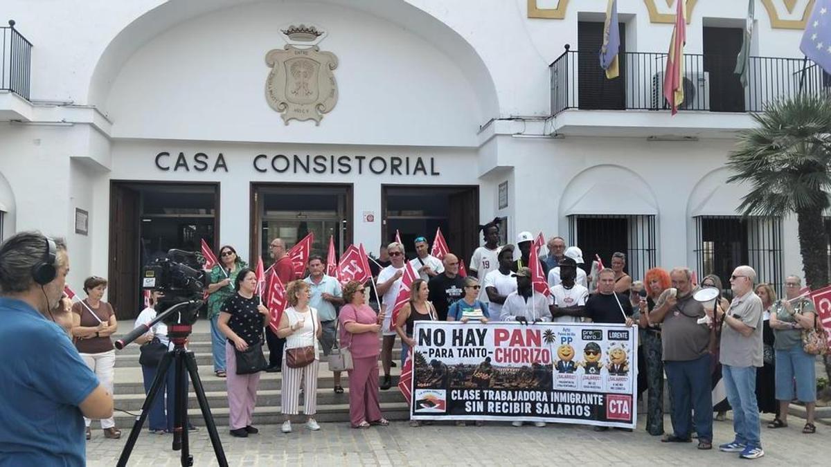 Concentración de apoyo a los trabajadores que no han cobrado tras recoger la naranja agria del casco urbano de palma del Río.