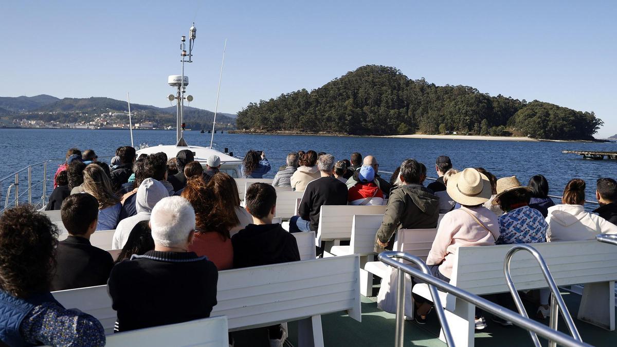 Un  barco traslada visitantes a Tambo