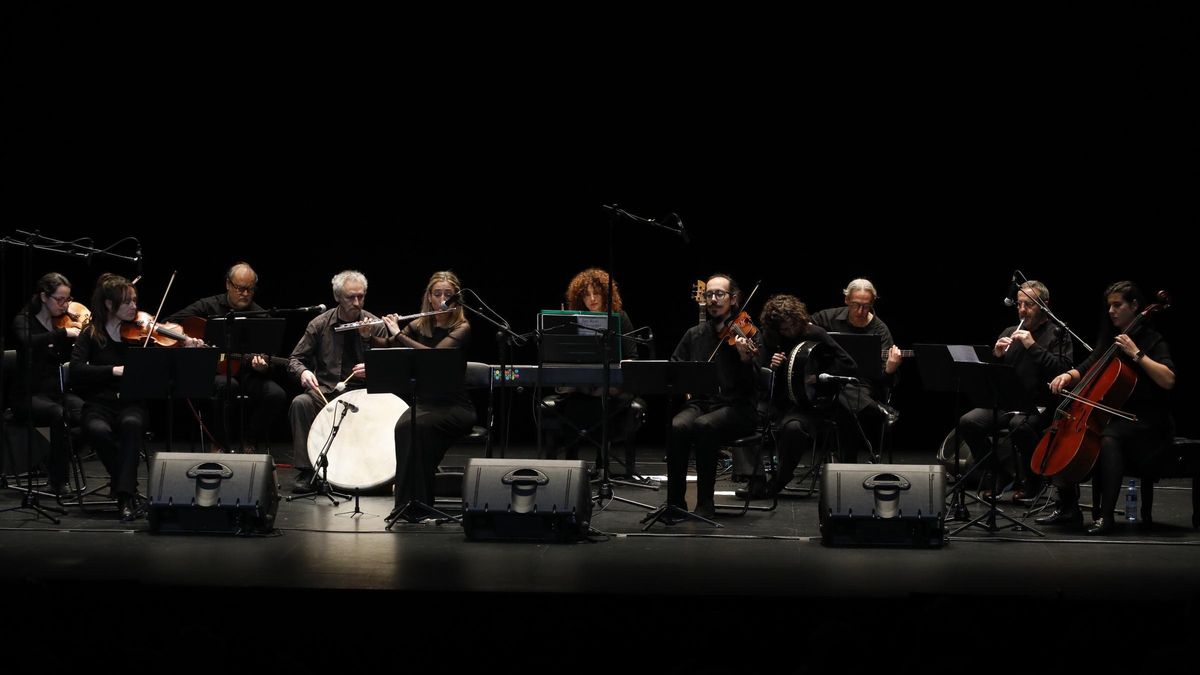 La Orquesta Céltica durante una actuación en el teatro Jovellanos.