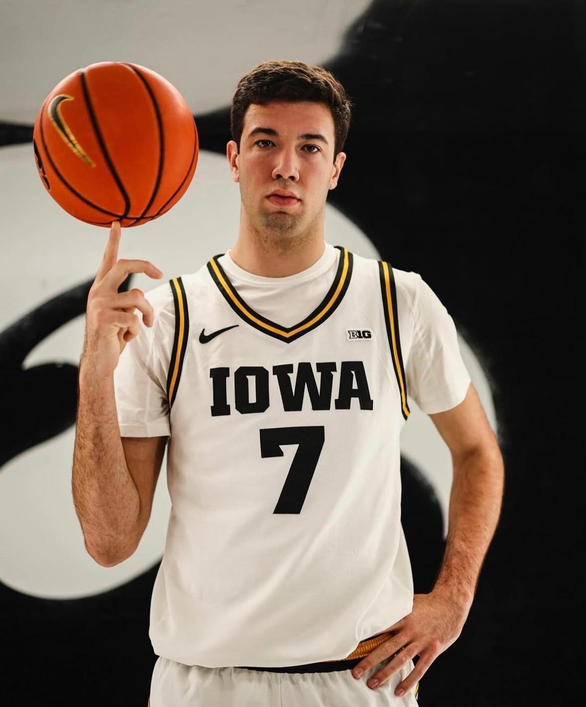 Foto de presntación de la tercera temporada de Álvaro Folgueiras en la NCAA.