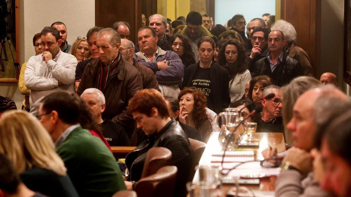 Trabajadores municipales de Avilés asisten a un Pleno en 2017.