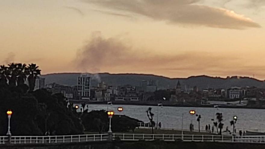 Al fondo, una nube de contaminación, la más próxima al suelo, sobre parte de Gijón, en una imagen tomada a última hora de la tarde de ayer desde el paseo marítimo.