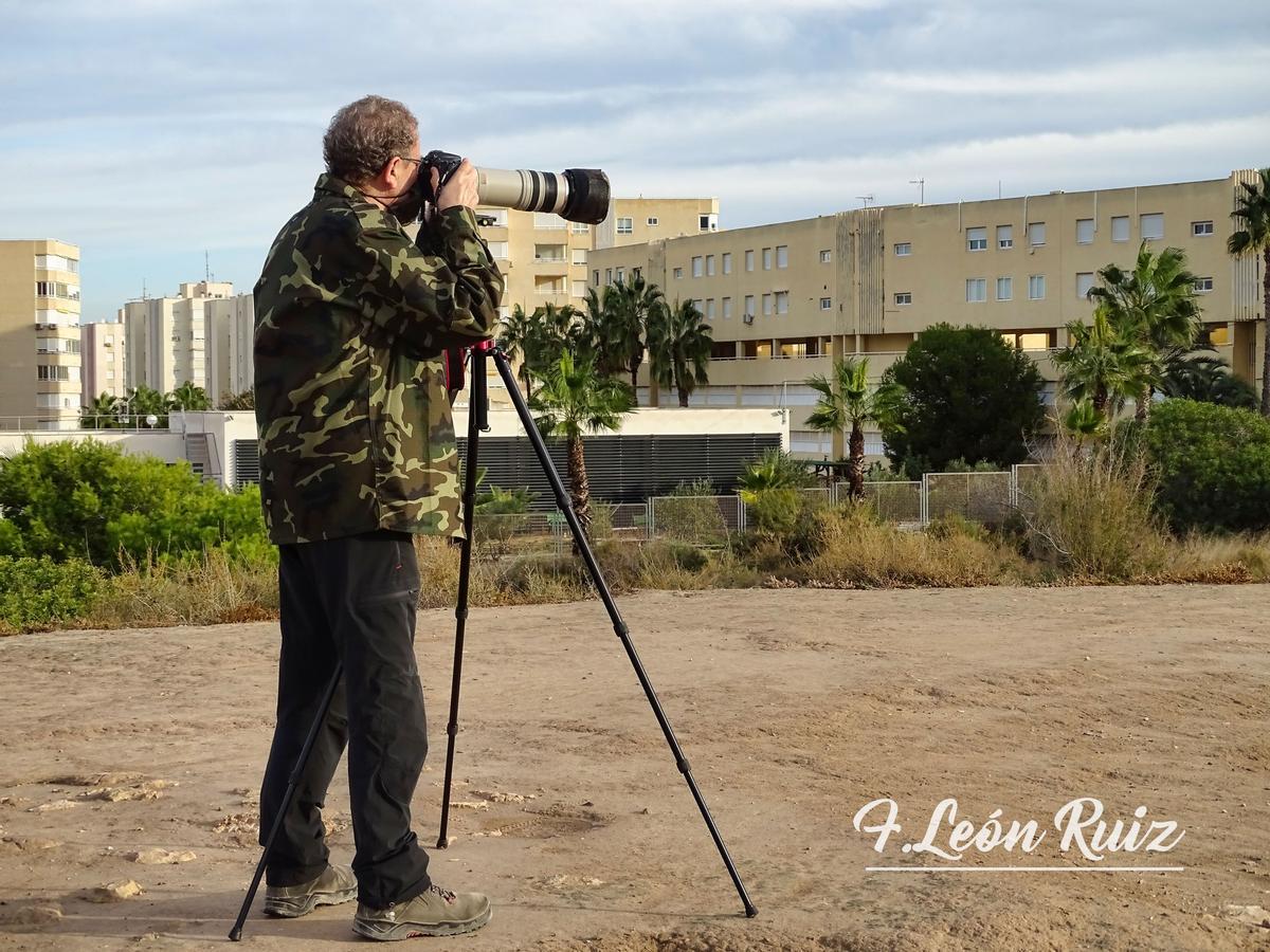 El fotógrafo Vicente Fuentes Fuster en una imagen captada por uno de sus compañeros y amigos