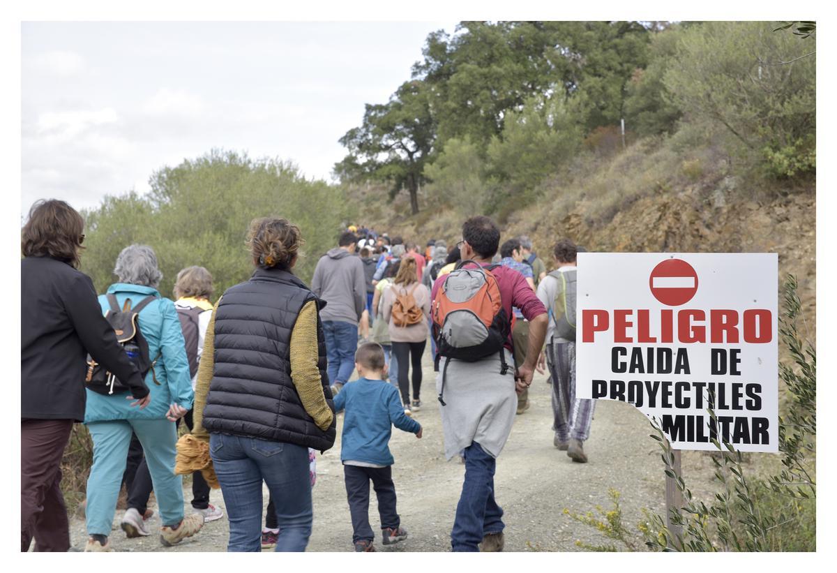 Famílies veïnes a la base militar Álvarez de Castro caminen per reclamar el tancament del camp de tir, el 12 d'octubre de 2016.