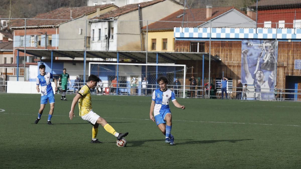 Un partido en el campo de fútbol de Tuilla.