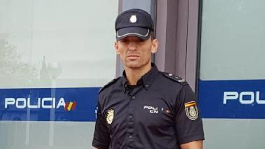 El policía José Fidalgo, ayer, en la base de Gran Via Asima.