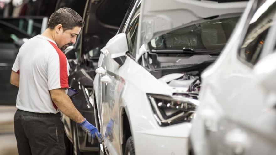 Un operari treballant a la planta de Seat a Martorell